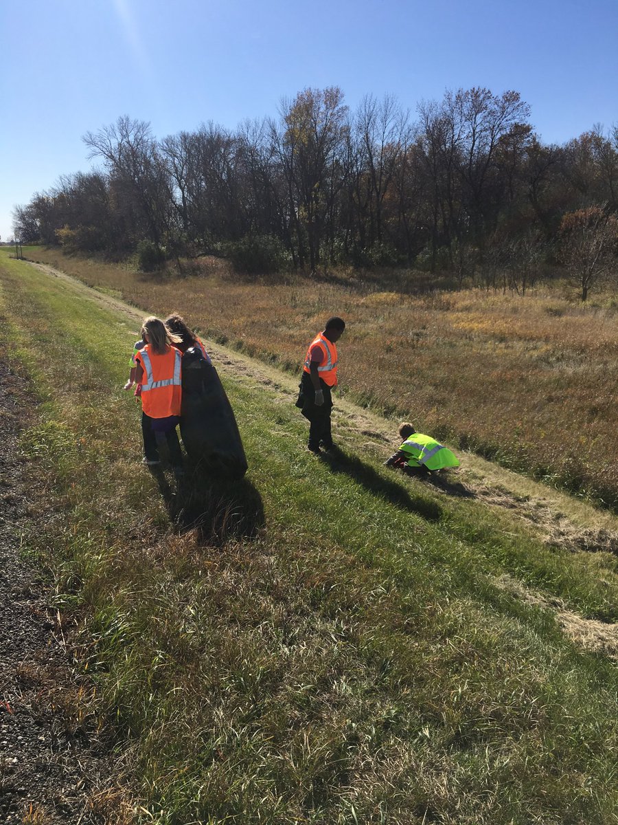gomrgreene's tweet photo. Highway 59 ditch cleaning! MAES 5th Grade! #tigersrock https://t.co/mGxeTfMPDD
