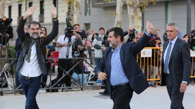 eldiarioes's tweet photo. Abogados catalanes creen que la jueza se ha inventado un tipo delictivo para encarcelar a Sànchez y Cuixart https://t.co/o50Y94gMrL https://t.co/hjrgtXGs4m