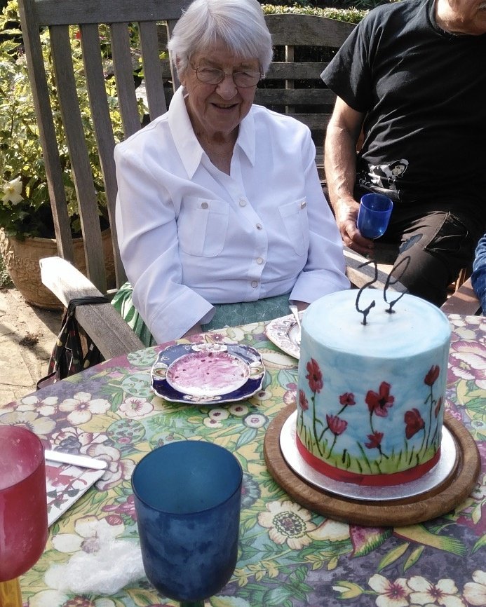 Ermintrudescake's tweet photo. My lovely grandma celebrating her 95th birthday! #cake #paintedcakes #grandmas https://t.co/1go5gkbTIf