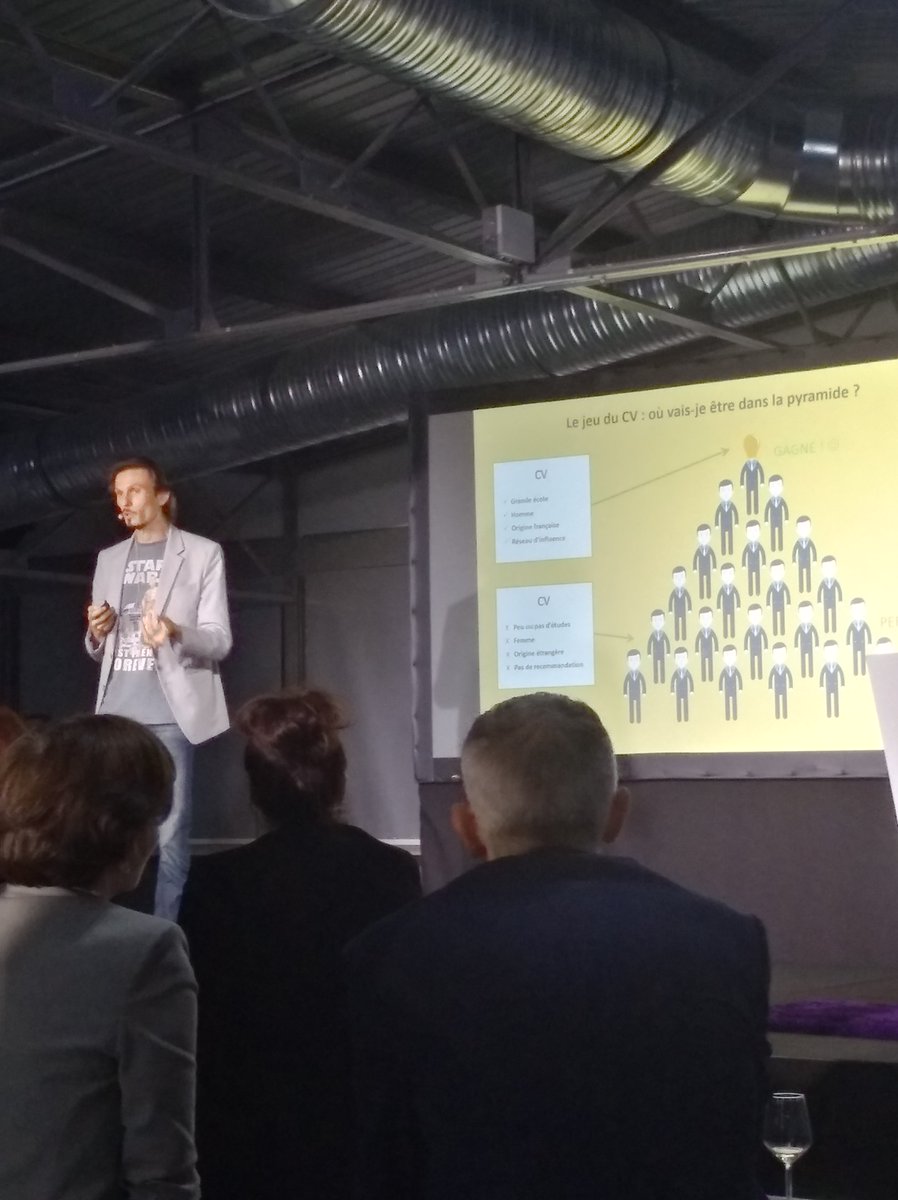 LeLabRH's tweet photo. "Le modèle connectiviste derrière internet a bouleversé notre société " @boris_sirbey #monsterexperience https://t.co/HY7JKqdgXk