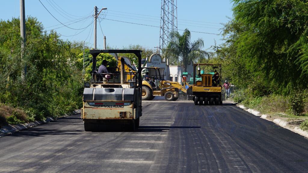rubenmoreiravdz's tweet photo. En Nava inversión histórica en pavimento. Hoy con @Gabyoss entregamos calles y supervisamos avance. #CoahuilaElOrgulloDelNorte https://t.co/zyKiWAxudH