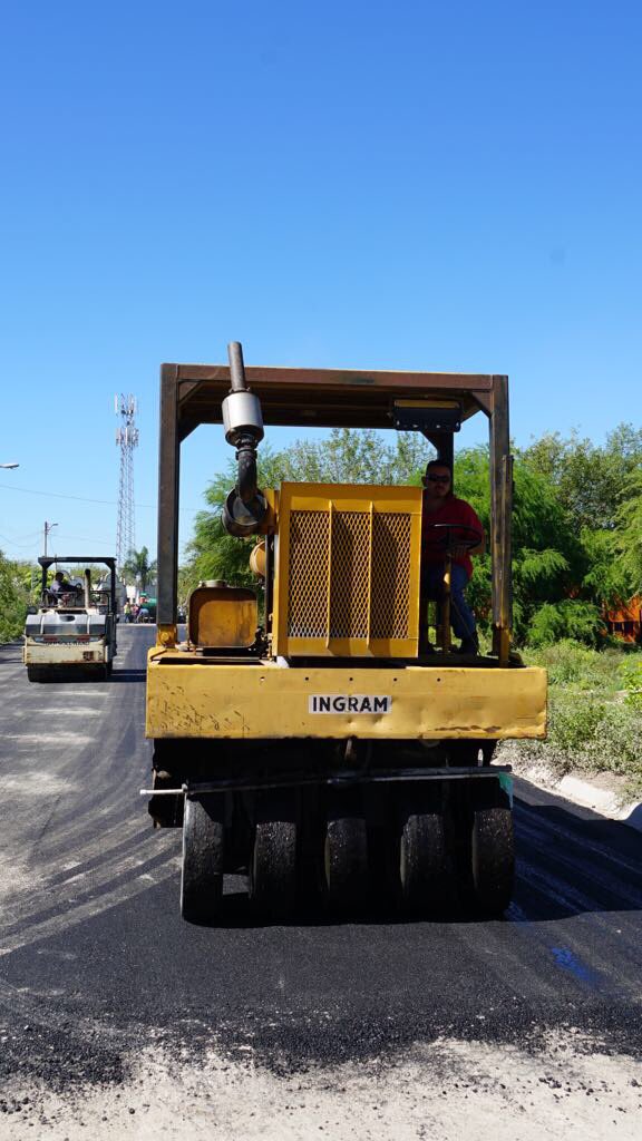 rubenmoreiravdz's tweet photo. En Nava inversión histórica en pavimento. Hoy con @Gabyoss entregamos calles y supervisamos avance. #CoahuilaElOrgulloDelNorte https://t.co/zyKiWAxudH