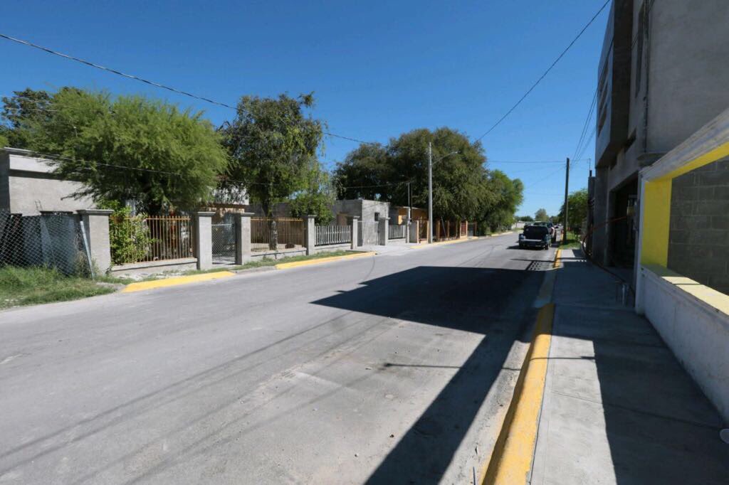 rubenmoreiravdz's tweet photo. En Nava inversión histórica en pavimento. Hoy con @Gabyoss entregamos calles y supervisamos avance. #CoahuilaElOrgulloDelNorte https://t.co/zyKiWAxudH