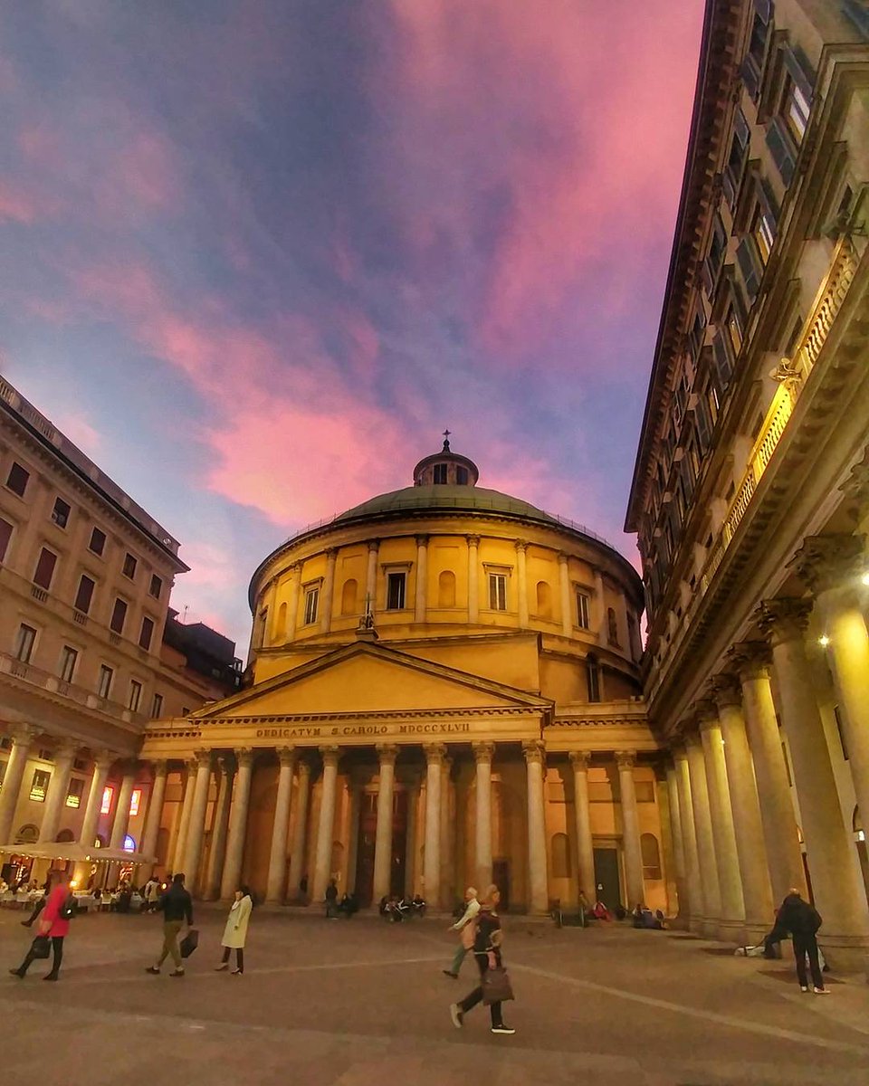 ValeCodazzi's tweet image. Pink hour a Milano #Thisismeontheroad #Autumninlombardia #VisitMilano