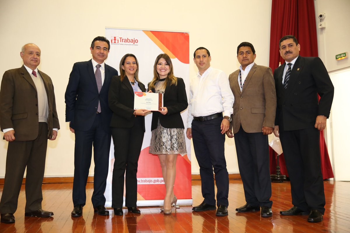 MTPE_Peru's tweet photo. 📸 Empresas que apoyaron a población afectada por El Niño Costero fueron reconocidas por el #MTPE ►https://t.co/3VGGKyazp9 #HayqueSumaRSE https://t.co/dcX86WJvRd