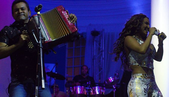 enazuero's tweet photo. Sammy y Sandra Sandoval graban 'jingle' de la Diócesis de Chitré para la JMJ https://t.co/8IYB93YDvW