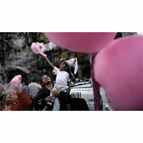 نحنُ بحاجة أيضاً لِمن ينثر
علينا سكراً ، ونلتقطهُ بأيدينا 🌸💕