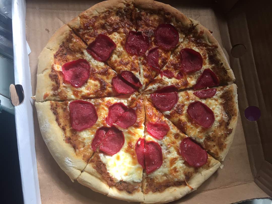 hajjii__a's tweet photo. #hajjispizzapallazo #pepperonipizza #pizza #pizza #pizzapallazo https://t.co/WKiItDVS9U