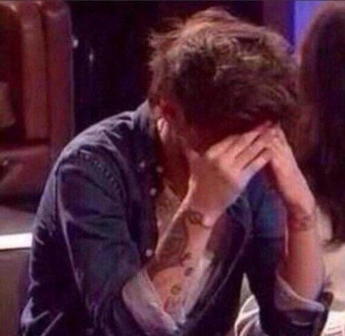 areyoumentaI's tweet photo. Yo leyendo las teorías Larries del video de Louis: https://t.co/BVIyAju0of