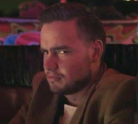 areyoumentaI's tweet photo. Yo leyendo las teorías Larries del video de Louis: https://t.co/BVIyAju0of