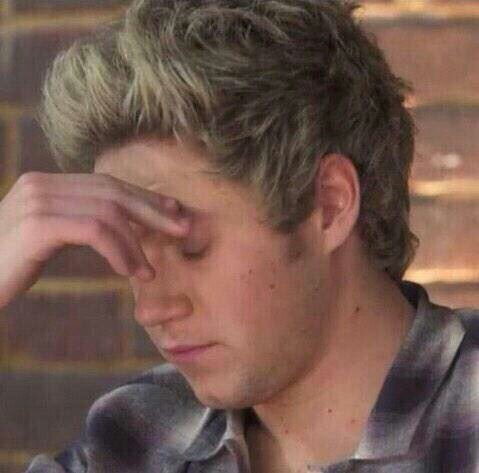 areyoumentaI's tweet photo. Yo leyendo las teorías Larries del video de Louis: https://t.co/BVIyAju0of