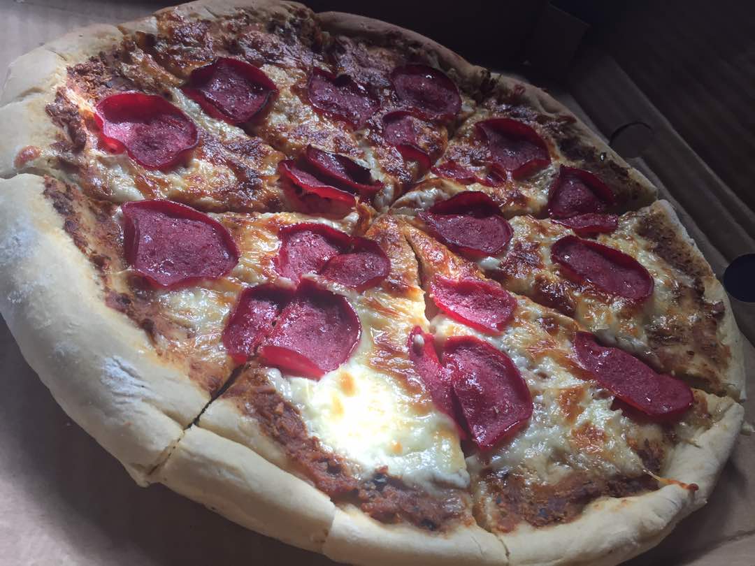 hajjii__a's tweet photo. #hajjispizzapallazo #pepperonipizza #pizza #pizza #pizzapallazo https://t.co/WKiItDVS9U
