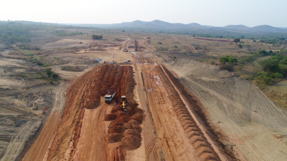 mwiyas's tweet photo. Heavy lifting, building  a dam wall; final height 17m, length circa 500m, width circa 80m at widest. 120,000m3 of earth. #Buildingacity https://t.co/ejcG4DaIw2