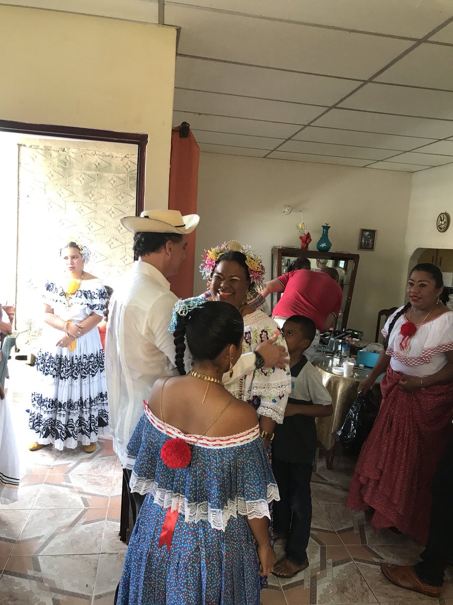 En #Antón pude celebrar con mi amigo “El Hijo del Pueblo”, Carlos Fernández ayudándolo a repartir manjar blanco y guacho 👌🏻y visité a las queridas damas del Frente Femenino de Coclé quienes estaban listas para desfilar #ToritoGuapo