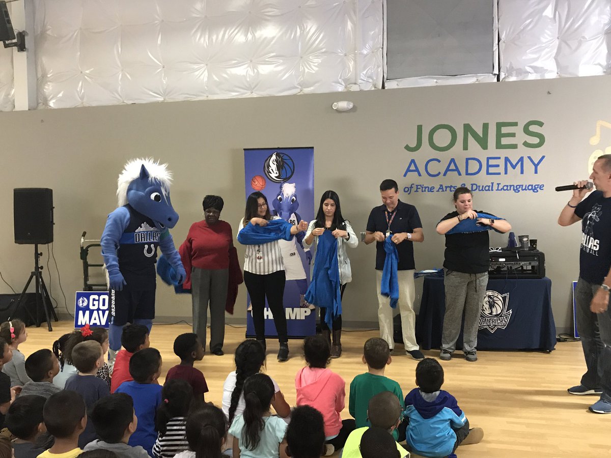 JonesAcademy1's tweet photo. And teacher appreciation gifts! Thanks @dallasmavs #redribbonweekkickoff https://t.co/CmNtarnAnm