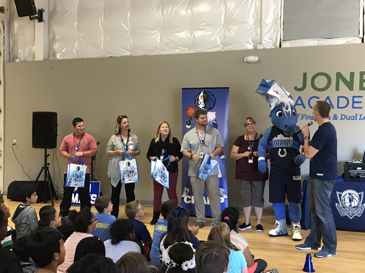 JonesAcademy1's tweet photo. And teacher appreciation gifts! Thanks @dallasmavs #redribbonweekkickoff https://t.co/CmNtarnAnm