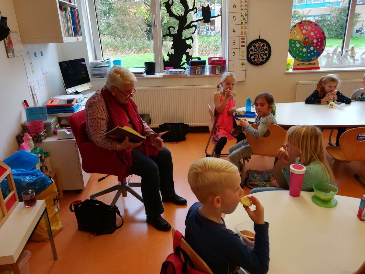 Oma komt voorlezen in de klas. #kinderboekenweek #hetmonsterfeest #onderbouw