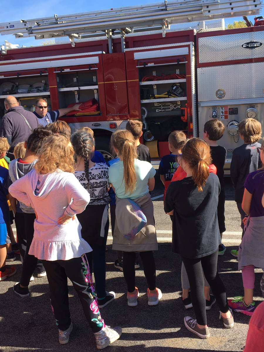 MrsAnneHenning's tweet photo. Fire department visit! https://t.co/9K0Ug2sDuo