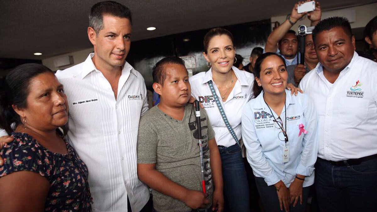 alejandromurat's tweet photo. Con mi esposa @IvetteMurat, entregamos aparatos para personas con discapacidad, y bicicletas a estudiantes con excelencia del @CECyTEOaxaca. https://t.co/WvIqDqPph4