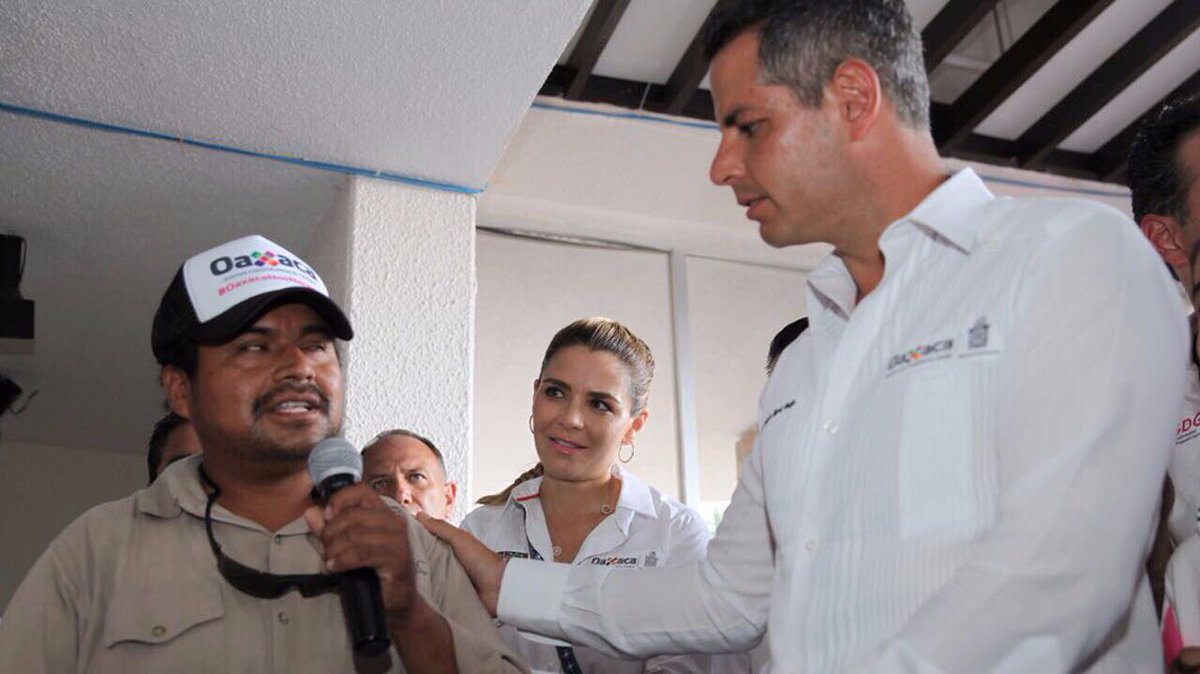 alejandromurat's tweet photo. Con mi esposa @IvetteMurat, entregamos aparatos para personas con discapacidad, y bicicletas a estudiantes con excelencia del @CECyTEOaxaca. https://t.co/WvIqDqPph4