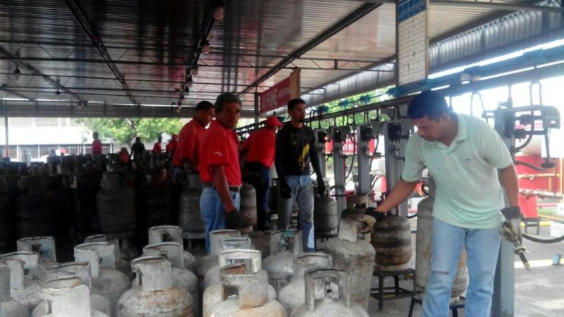 Dmetropolitano's tweet photo. #NotiLocales| 7 municipios de Anzoátegui recibieron Gas Licuado de Petróleo https://t.co/urnE9WuvAs https://t.co/qBU8tjvCnD