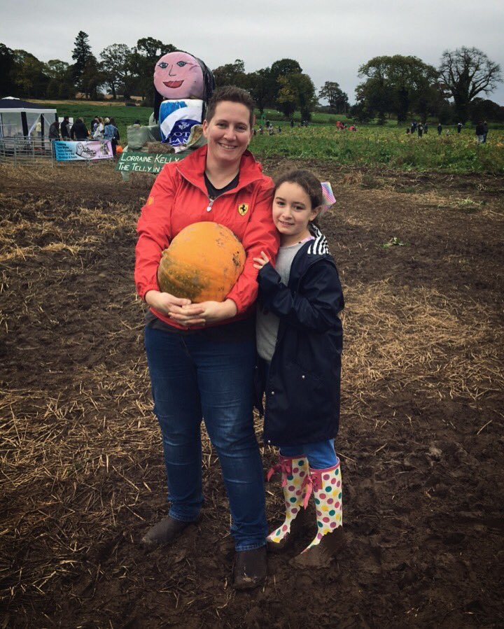 WriteStuffRay's tweet photo. Pumpkin picking 🎃 #somuchfun #halloween #pumpkinpatch #pumpkinpicking #pumpkins #redhair #blueeyes #family #fun #october #Autumn #Scotland https://t.co/rbNMq8duy1
