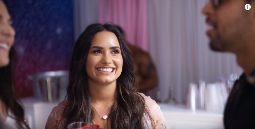 portallovato's tweet photo. Para esquentar o coração Dilmer de vocês... 💗 #SimplyComplicated https://t.co/syCv0mA6aD