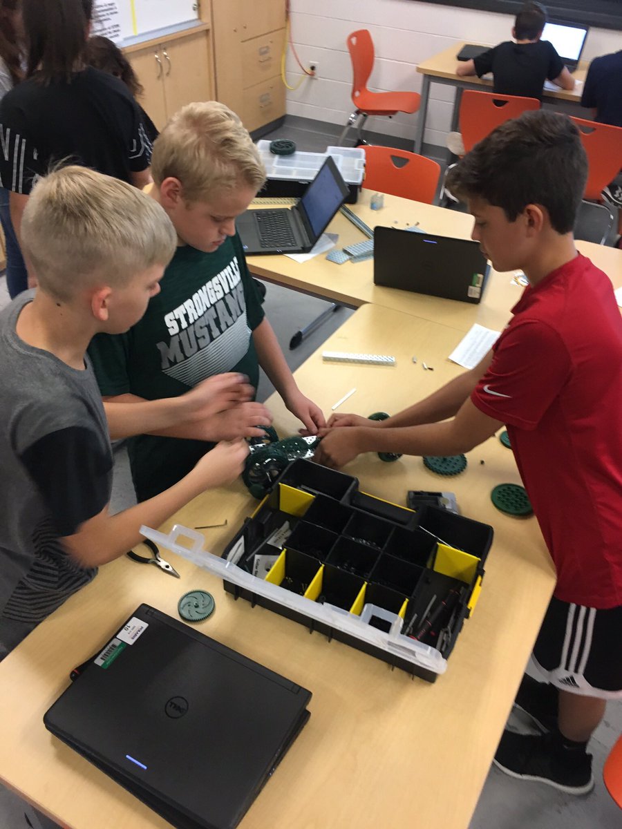 love4STEM's tweet photo. SMS Robotic students brainstorming &amp; making programming adjustments on their dragsters before the big race! @smsstangs @polariscareer https://t.co/FgdUzyUBN1