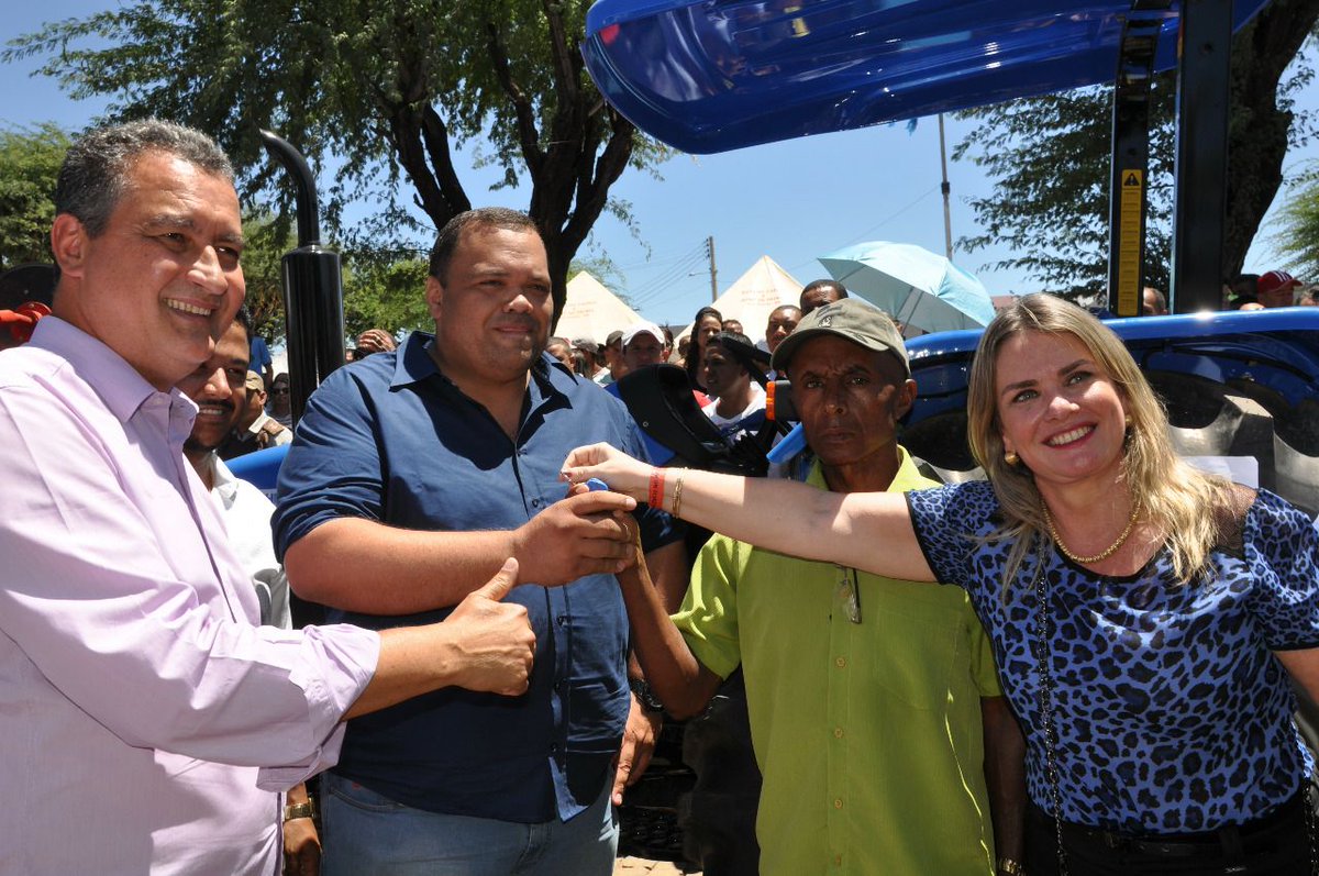 depivanabastos's tweet photo. Associação da Comunidade do Deserto em Ibitiara também recebeu um trator. https://t.co/8yY9dWrtPr
