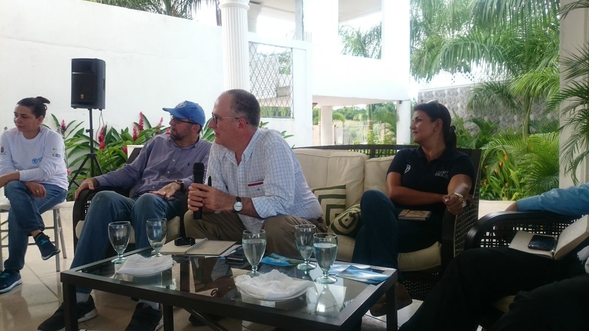 FAO_Colombia's tweet photo. @JBerdegueFAO conversa con productores de Asopaccol sobre su experiencia con las Redes Locales de Integración Productiva #Rlip https://t.co/2o6CHvey90
