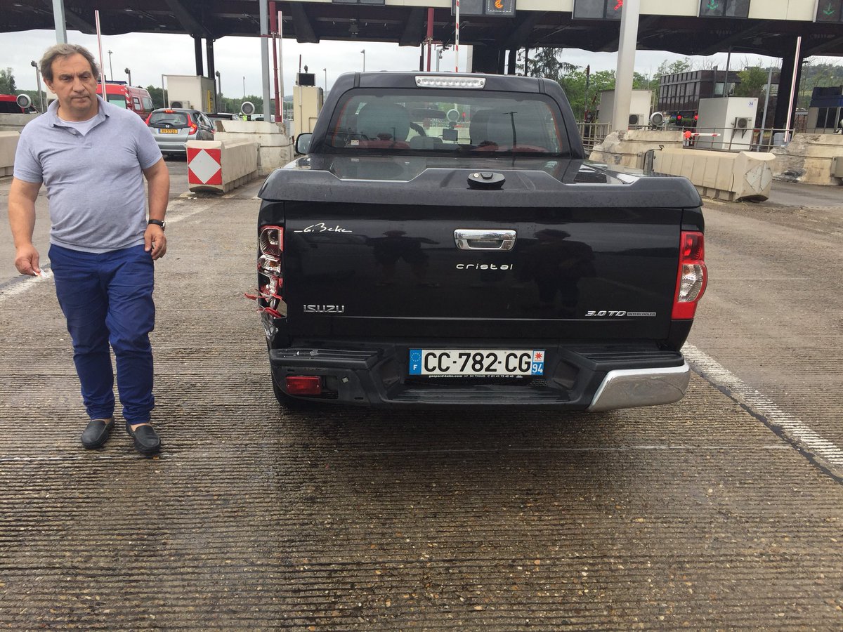 Ce pilote Français régularisées contre mon camperbus VW et maintenant il refuse une indemnisation. Qui ne connaît pas cet escroc ?