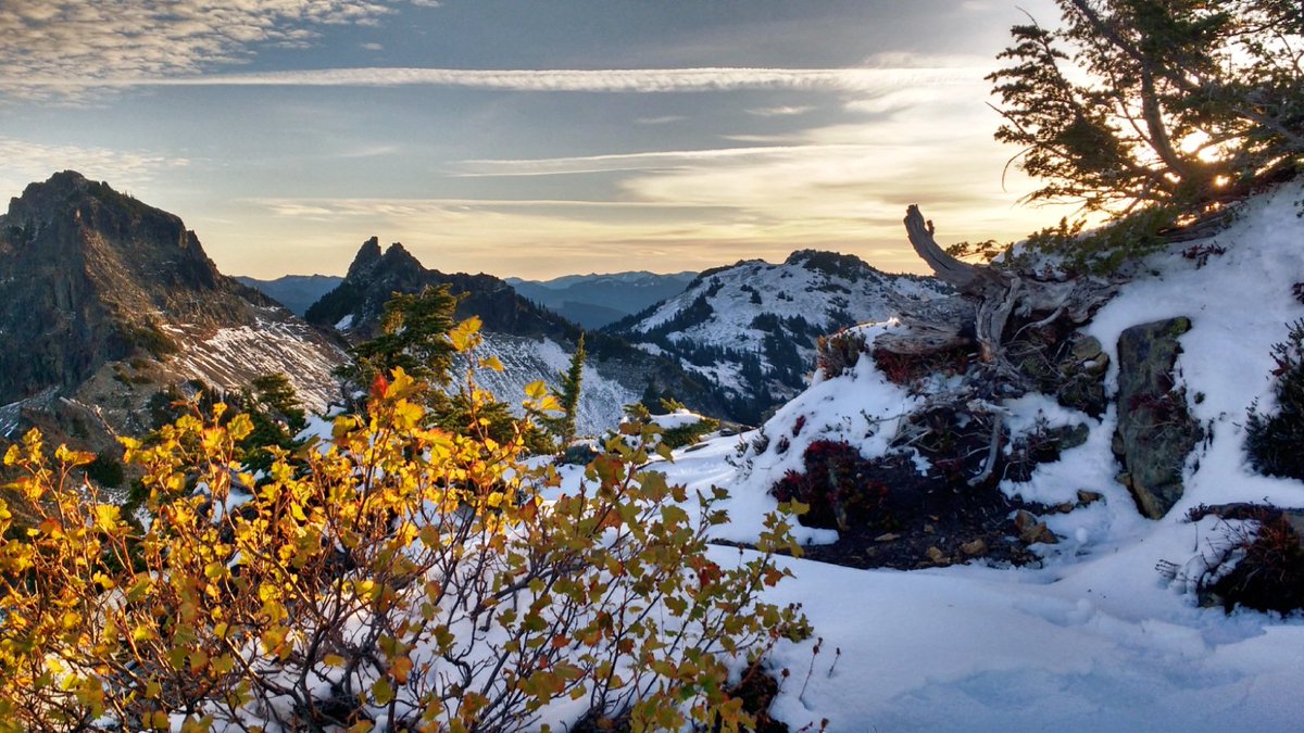TKoutside's tweet photo. 3 trips in a month... Yeah I've been a little obsessed with the #TatooshRange lately. #neverstopexploring #pnw https://t.co/7bkQ5hjX4m