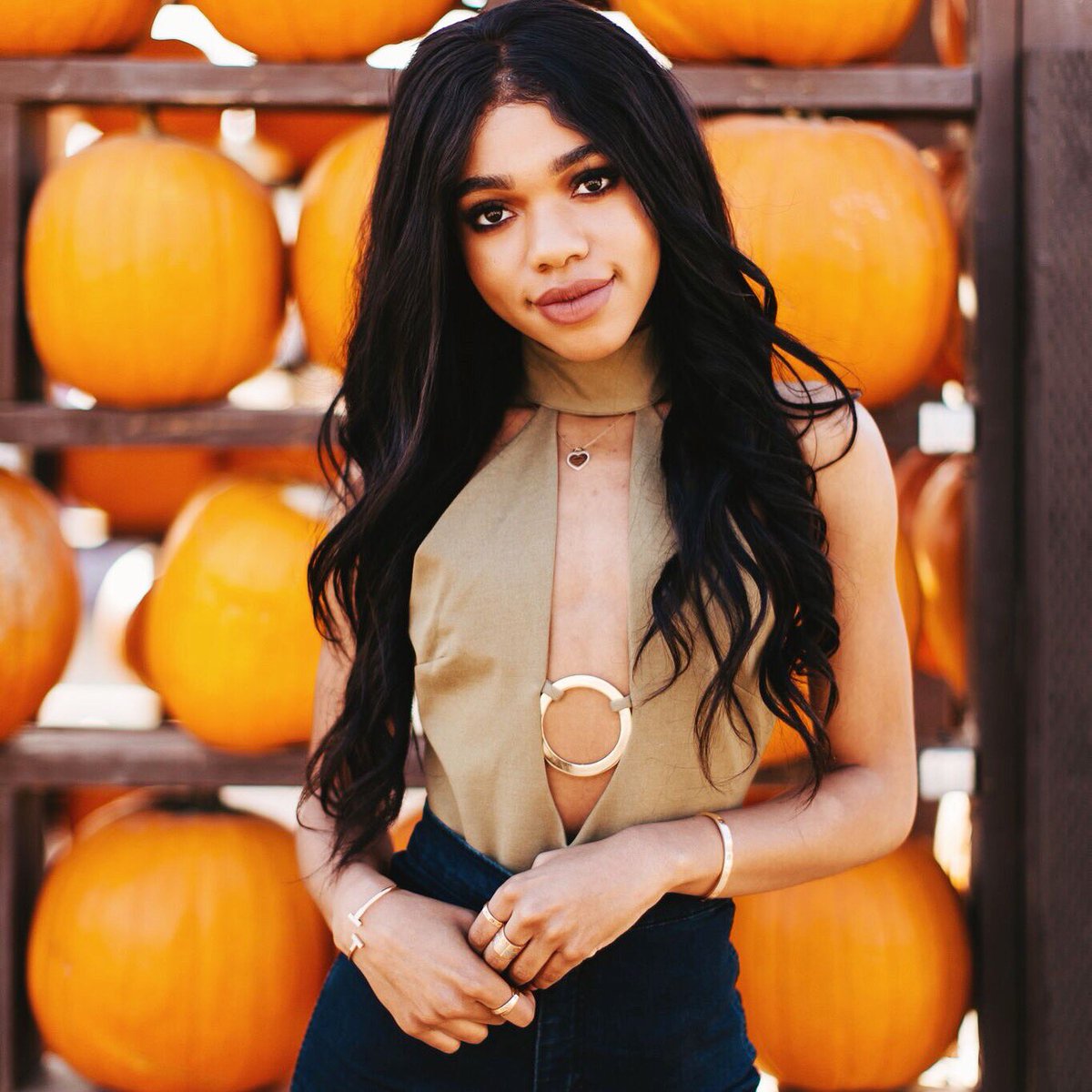 TTLYTEALA's tweet photo. Just a girl and her 🎃 https://t.co/yA0N6CpinX https://t.co/8p4Ol5Q7jE