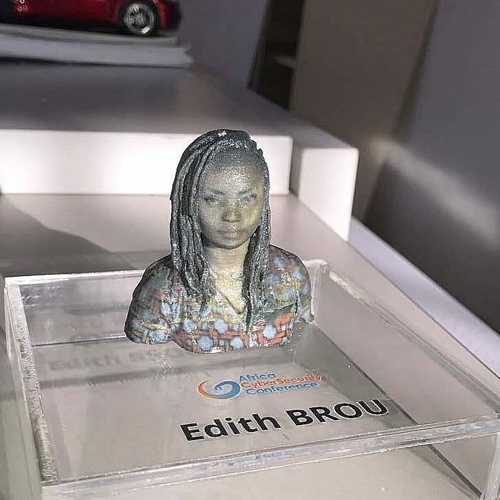 edithbrou's tweet photo. La Figurine 3D de mon buste. Réalisée par NewWays pour Africa Cybersecurity Conference 2017. 😎 #acsc2017 https://t.co/JOz8VtXmL8