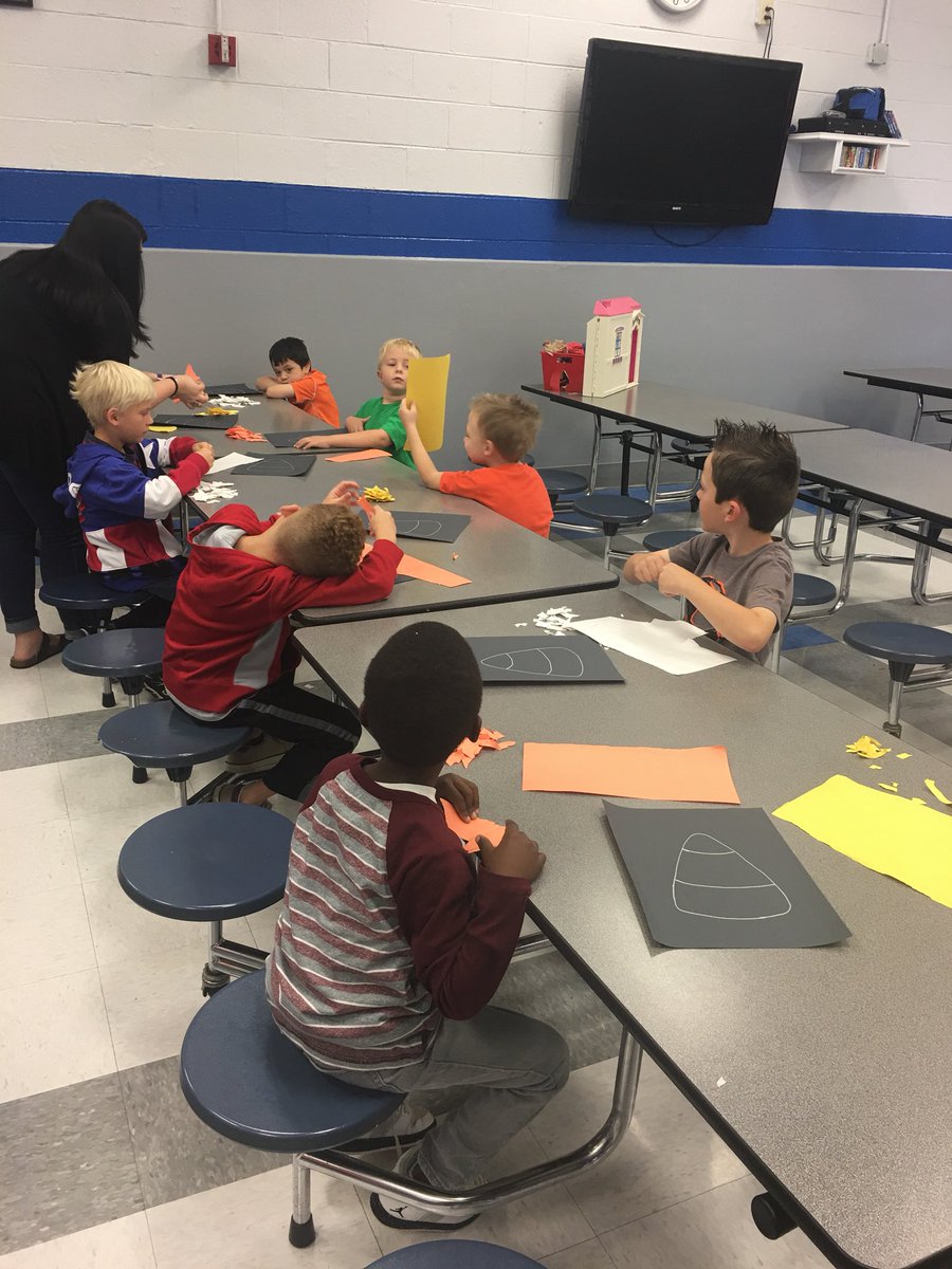 HC_ESP's tweet photo. The Little’s enjoyed a candy corn craft today at Fall Break ESP. @BuddySmith13 @teresabateayers #ESPROCKS https://t.co/E0QpkAJ1RJ