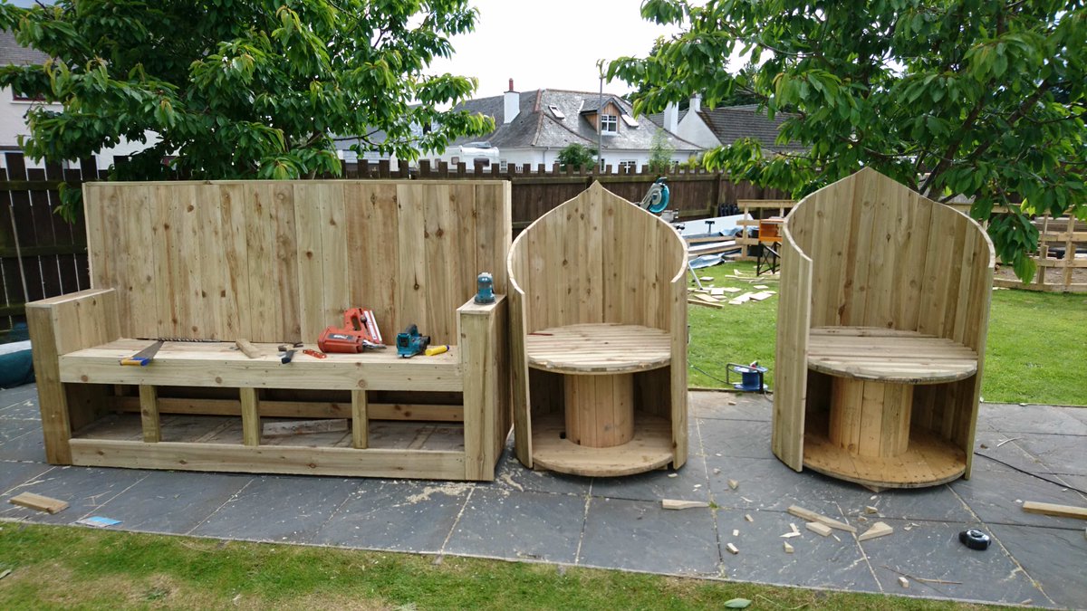 iRecyclart's tweet photo. Pallet Bar/Seat and Spool Chairs : https://t.co/h5XLdXnkkb - #Garden #PalletBar #PalletBench #PartyDecor #ReclaimedPallet https://t.co/vuKClxTj4K