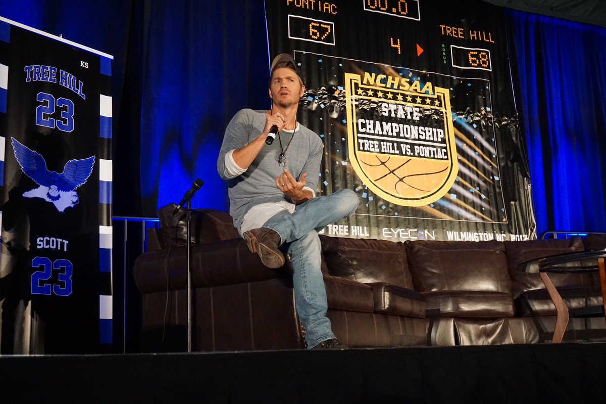 OTHdiary's tweet photo. There's never a time where @ChadMMurray doesn't have a smile on his face when talking about his fans. #OneTreeHill #RTTH7 @EyeCon3000 https://t.co/GFlYy831tC