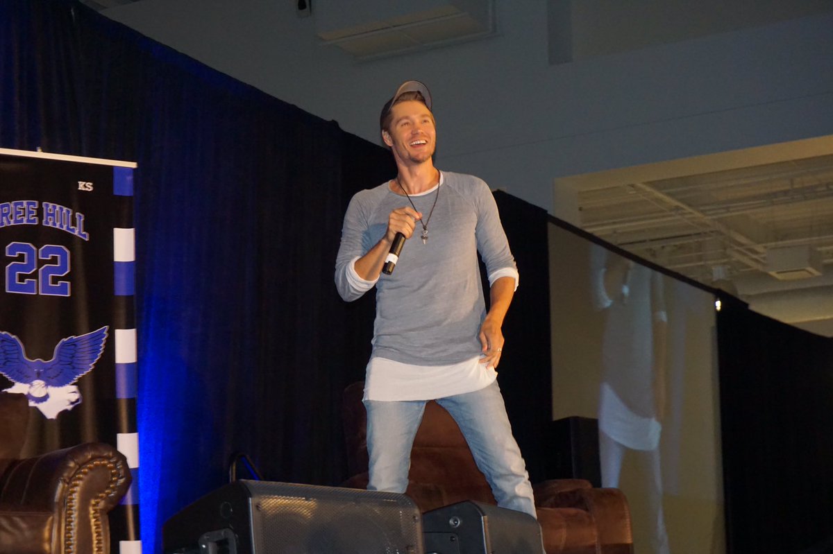 OTHdiary's tweet photo. There's never a time where @ChadMMurray doesn't have a smile on his face when talking about his fans. #OneTreeHill #RTTH7 @EyeCon3000 https://t.co/GFlYy831tC