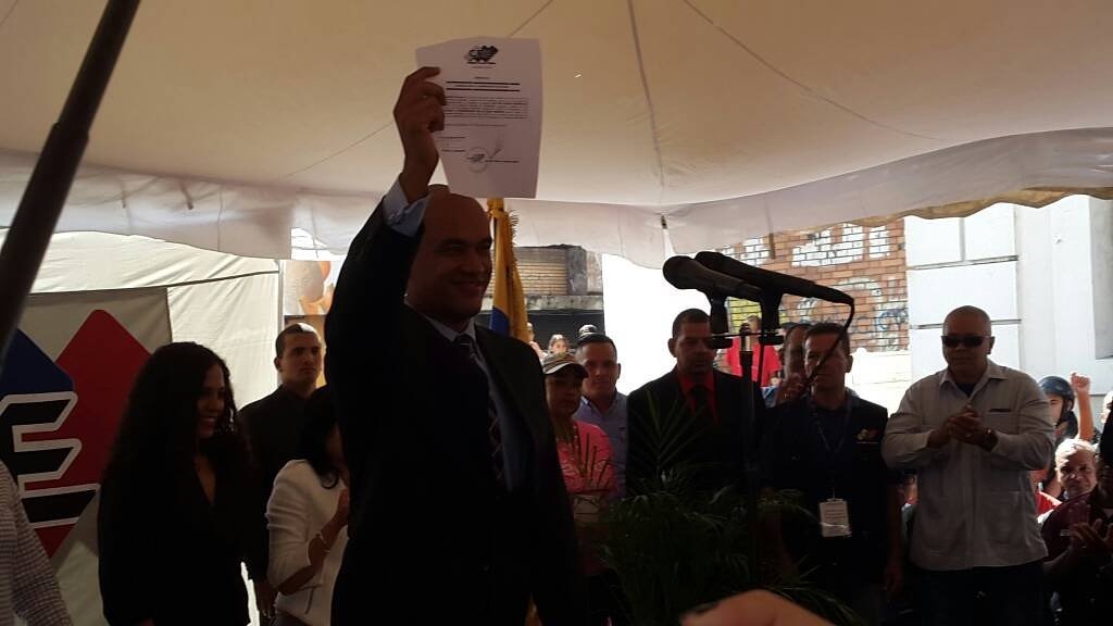 alcaldia_indep's tweet photo. Proclamación ante el CNE de nuestro Gobernador electo Héctor Rodríguez https://t.co/fngUT82kt8