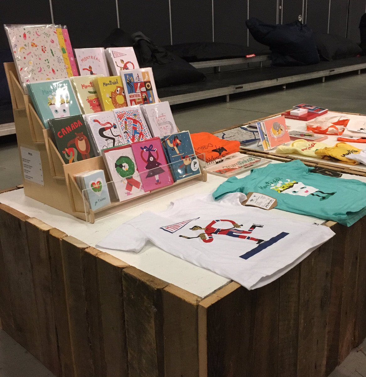 DesignMontreal's tweet photo. Participants du #wds2017, n'oubliez pas de passer au marché #CODESOUVENIRMTL dans l'espace Expo! Jusqu'à 17h30, puis demain #designmtl https://t.co/sVJlSCrpi0