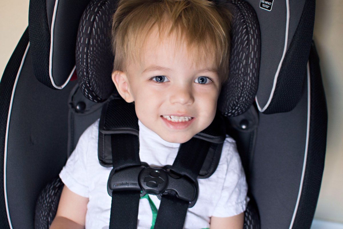 wildishjess's tweet photo. Didn't think 3 car seats in a sedan was possible? Find out how I did it! #ad #GracoAtWM #CarSeatConfidence https://t.co/oikxqJZUSA https://t.co/crvXbW13aK