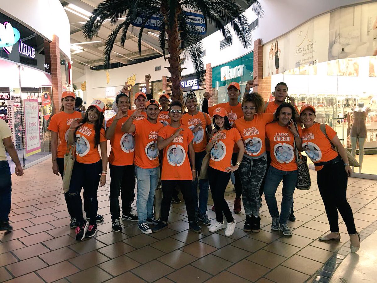 Cacr_16's tweet photo. Jóvenes de @fzciudadana hicieron corrido por el Centro Comercial Único en la Ciudad de Barranquilla. @carlosecaicedo #BusDelCambio https://t.co/ACAkAc2FPN