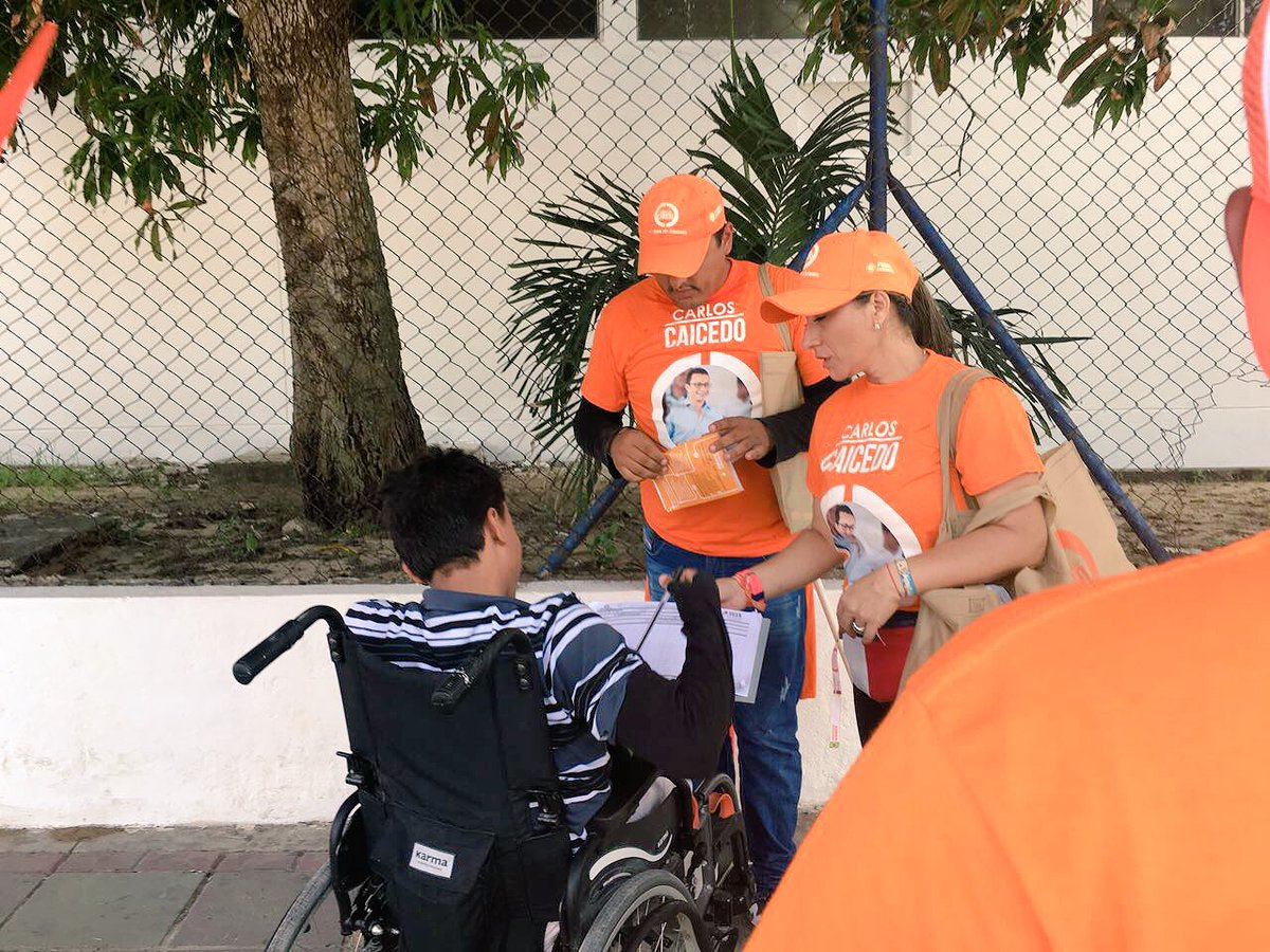 Cacr_16's tweet photo. Jóvenes de @fzciudadana hicieron corrido por el Centro Comercial Único en la Ciudad de Barranquilla. @carlosecaicedo #BusDelCambio https://t.co/ACAkAc2FPN