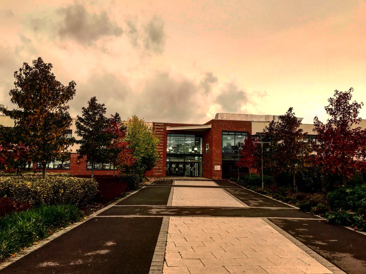 artsatsarum's tweet photo. The school looked quite eery yesterday with the yellow and red in the sky.The sun was also incredible too, did you take any great pics of it https://t.co/lq2iqWikqp