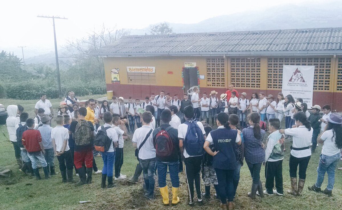 RuralCongreso's tweet photo. En #ValledelCauca #FECOOP sigue realizando acompañamiento en los microcentros de redes de diferentes municipios.Yamileth Aranda #COREDUCAR https://t.co/NE5WIWnSWq