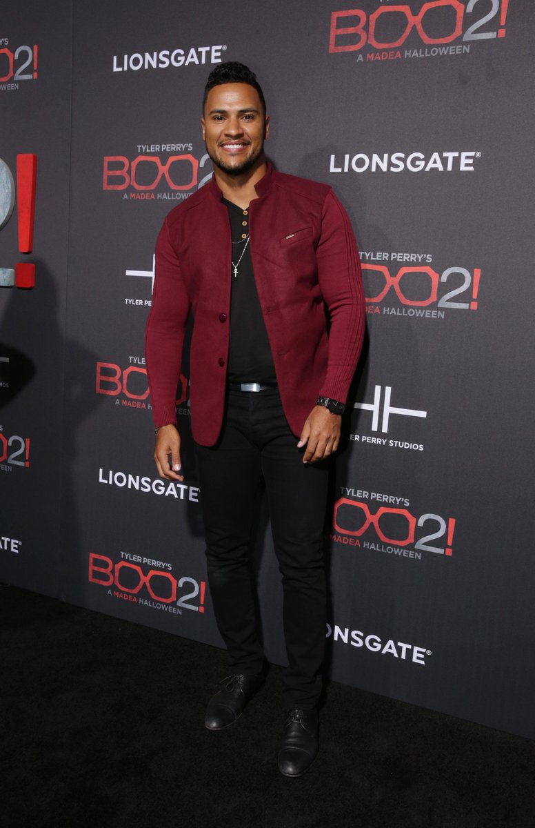 MadeaHalloween's tweet photo. The #Boo2 cast looking dashing at the #Boo2Premiere! ππ https://t.co/0BFrY5zIQ6