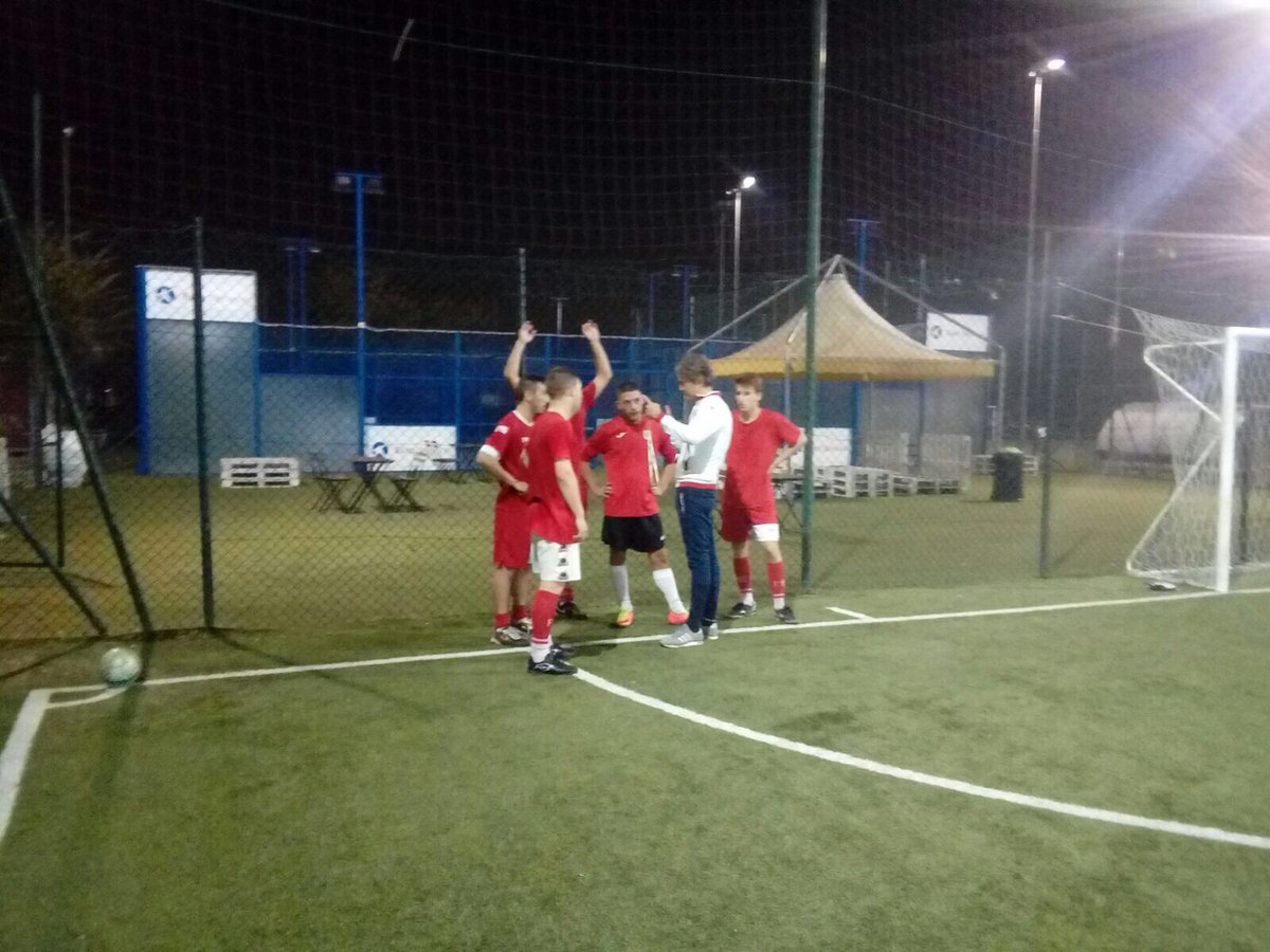 Atle2000a5's tweet photo. Allenamento in vista del match casalingo di Sabato prossimo contro il Delle Vittorie. @Calcioa5Live @Gaz_Reg @TiroLiberoWeb @DivCalcio5 https://t.co/GJkqvKdLdY