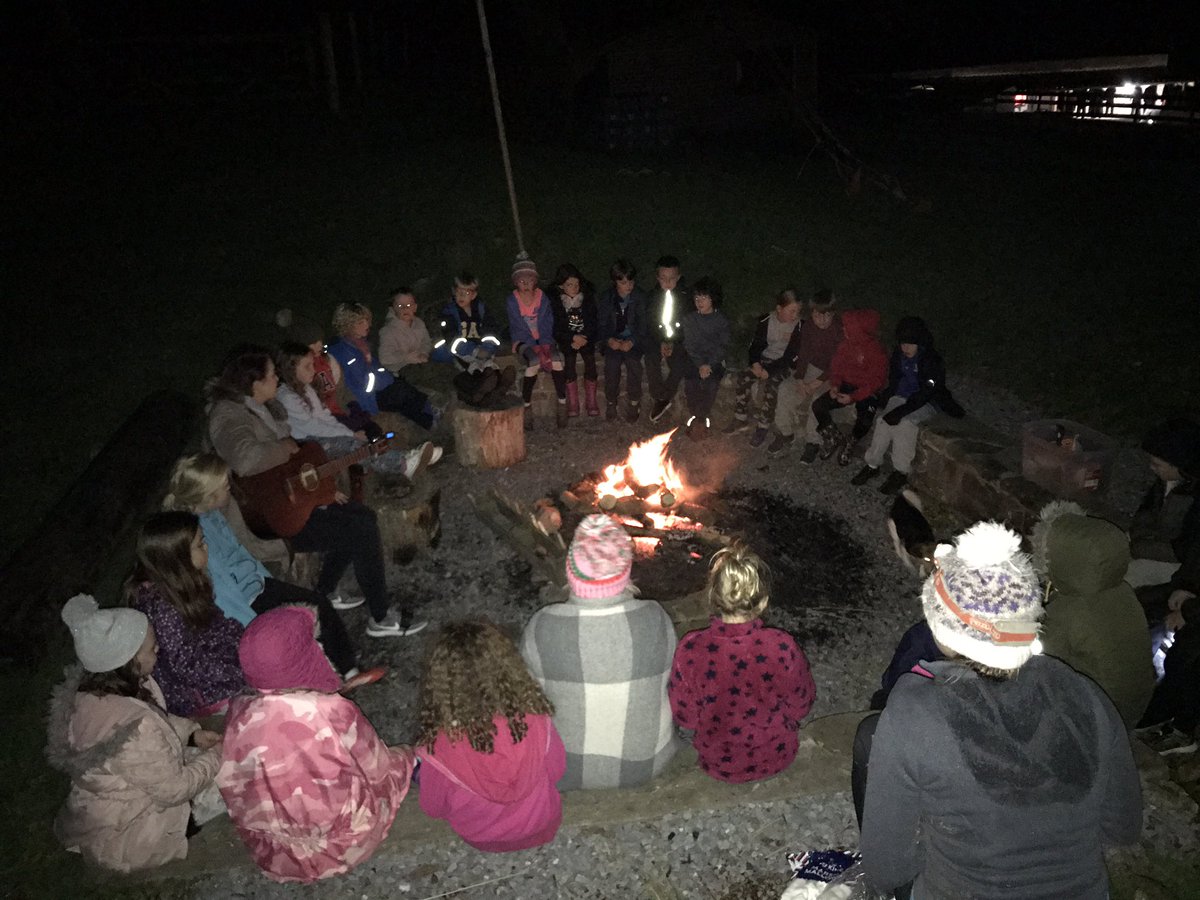MelinGruffydd's tweet photo. #Bl4A mwynhau sgwrs gyda bugeiles a chanu wrth y coelcerth heno! #Yr4A enjoying a discussion with a shepherdess and a sing song around the bonfire tonight! #Abercraf #NA https://t.co/AoAfFmlOxw