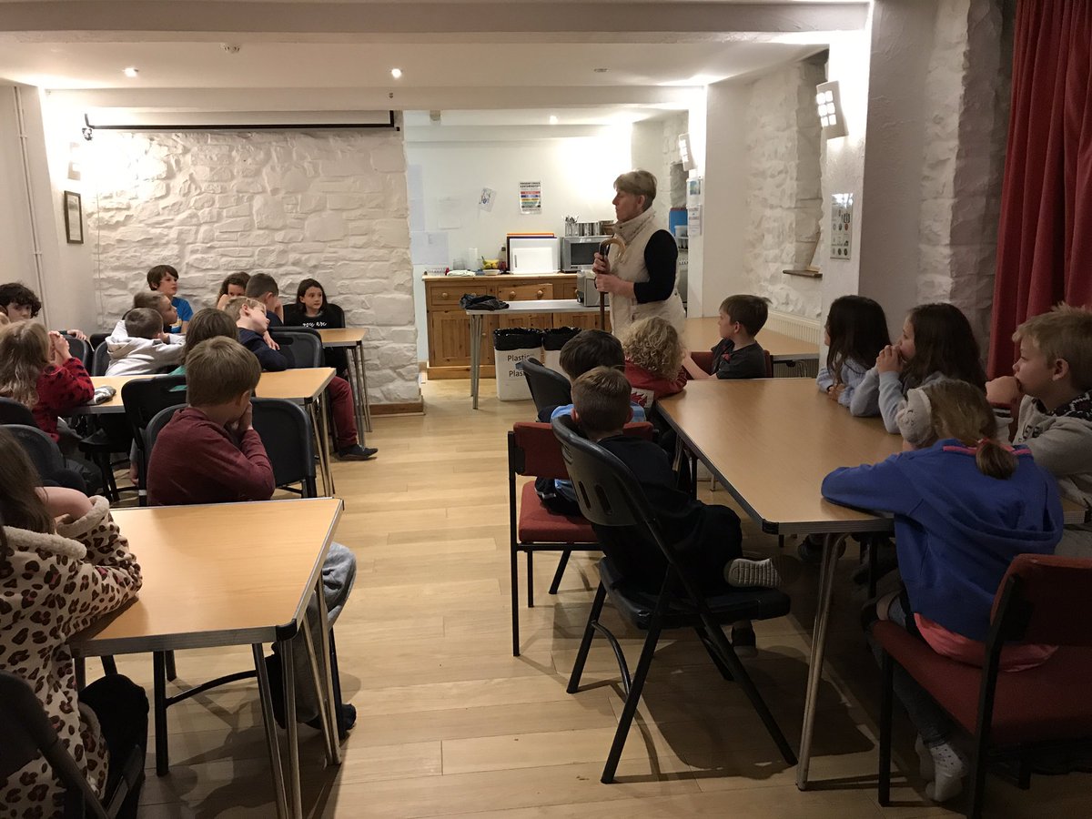 MelinGruffydd's tweet photo. #Bl4A mwynhau sgwrs gyda bugeiles a chanu wrth y coelcerth heno! #Yr4A enjoying a discussion with a shepherdess and a sing song around the bonfire tonight! #Abercraf #NA https://t.co/AoAfFmlOxw