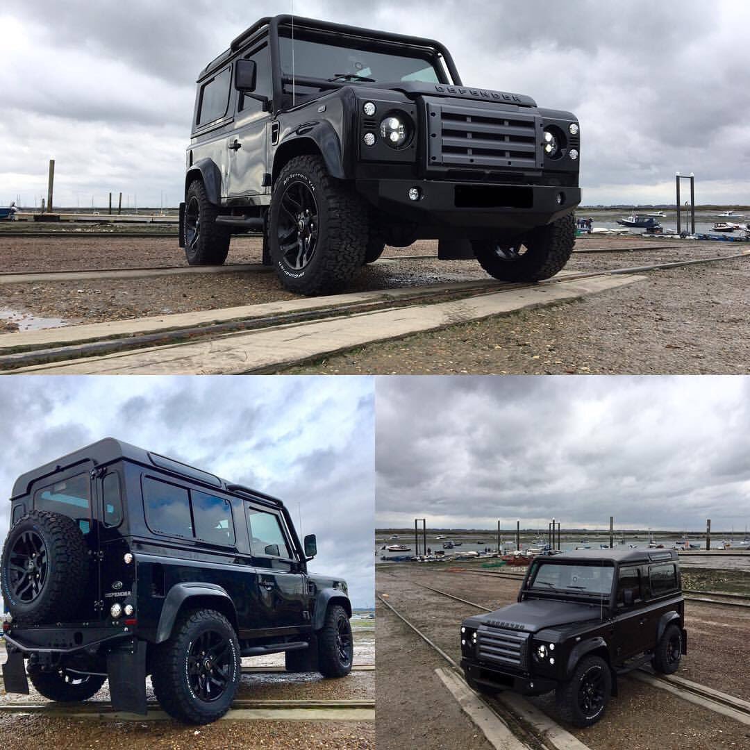 PremierSignsLtd's tweet photo. 3M matte grey vinyl wrap to roof, bonnet & front grill of Defender90 for RST Landrovers Ltd #defender90 #premierwraps https://t.co/CImnaQbled
